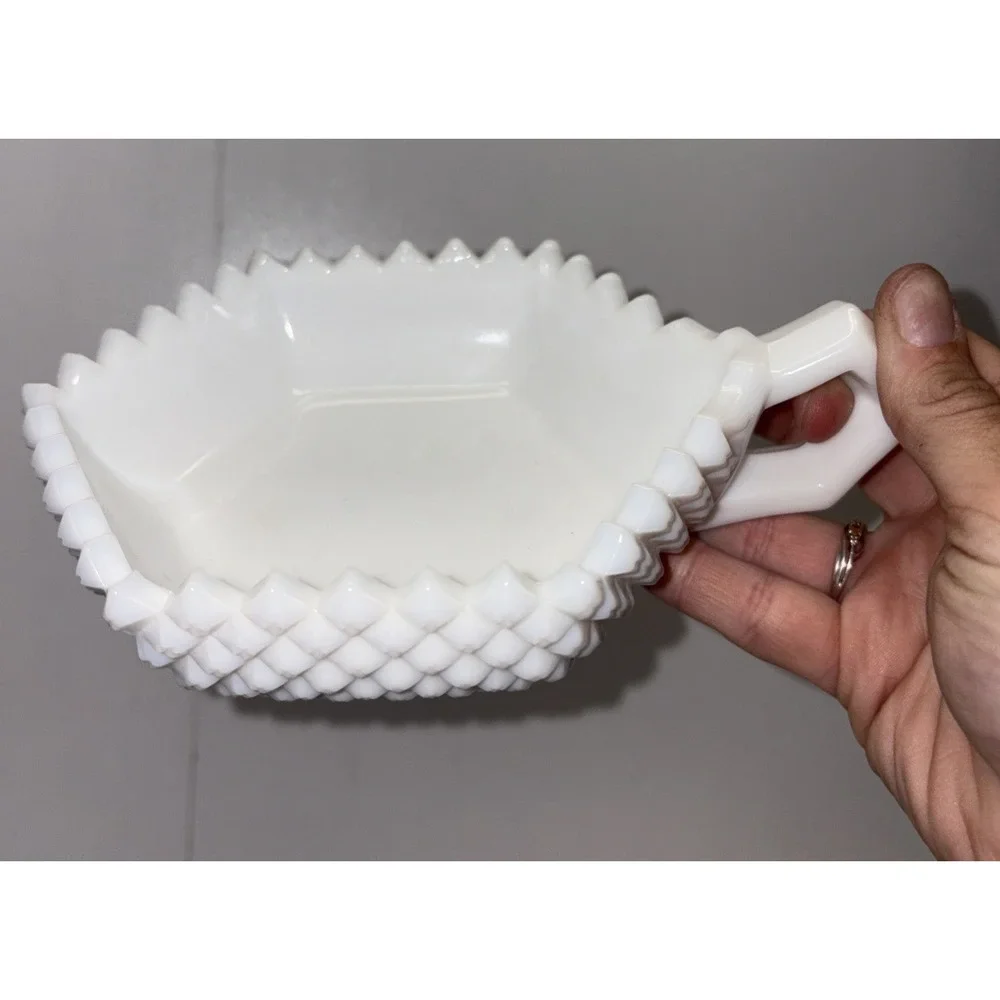 Vintage Westmoreland White English Hobnail Milk Glass 1-Handle Hexagon Bowl‎ - Picture 2 of 5